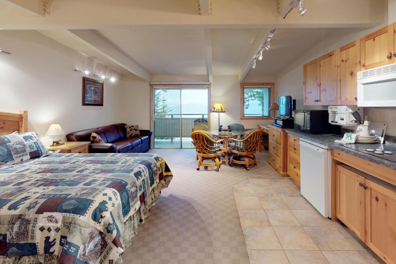 Many Springs Lakefront Condos Bigfork Chambre photo