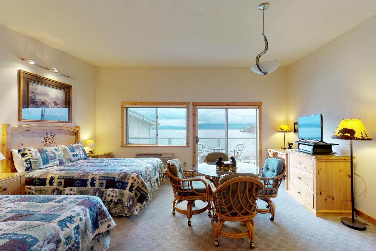 Many Springs Lakefront Condos Bigfork Chambre photo