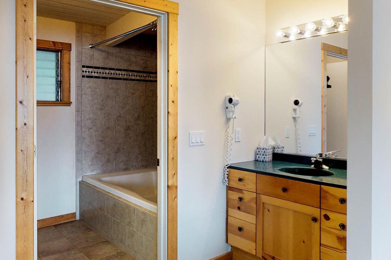 Many Springs Lakefront Condos Bigfork Chambre photo