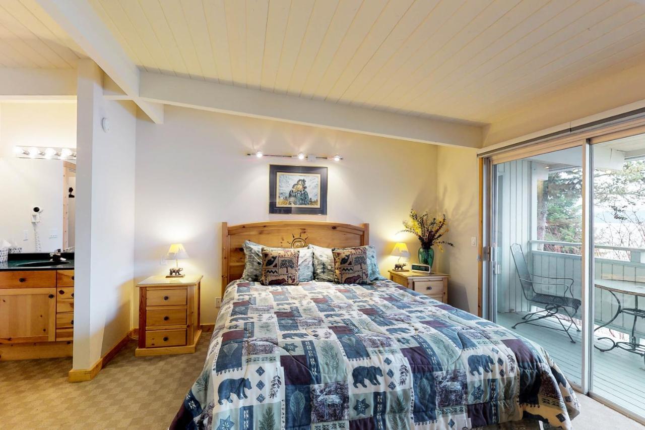 Many Springs Lakefront Condos Bigfork Chambre photo