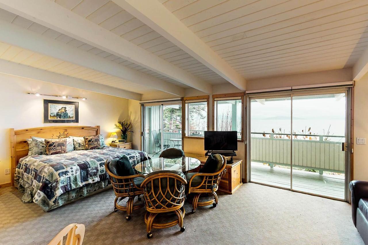 Many Springs Lakefront Condos Bigfork Chambre photo