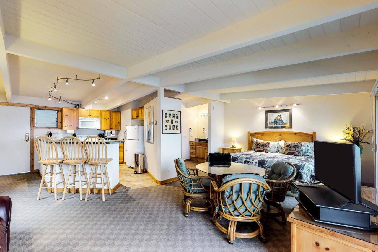 Many Springs Lakefront Condos Bigfork Chambre photo