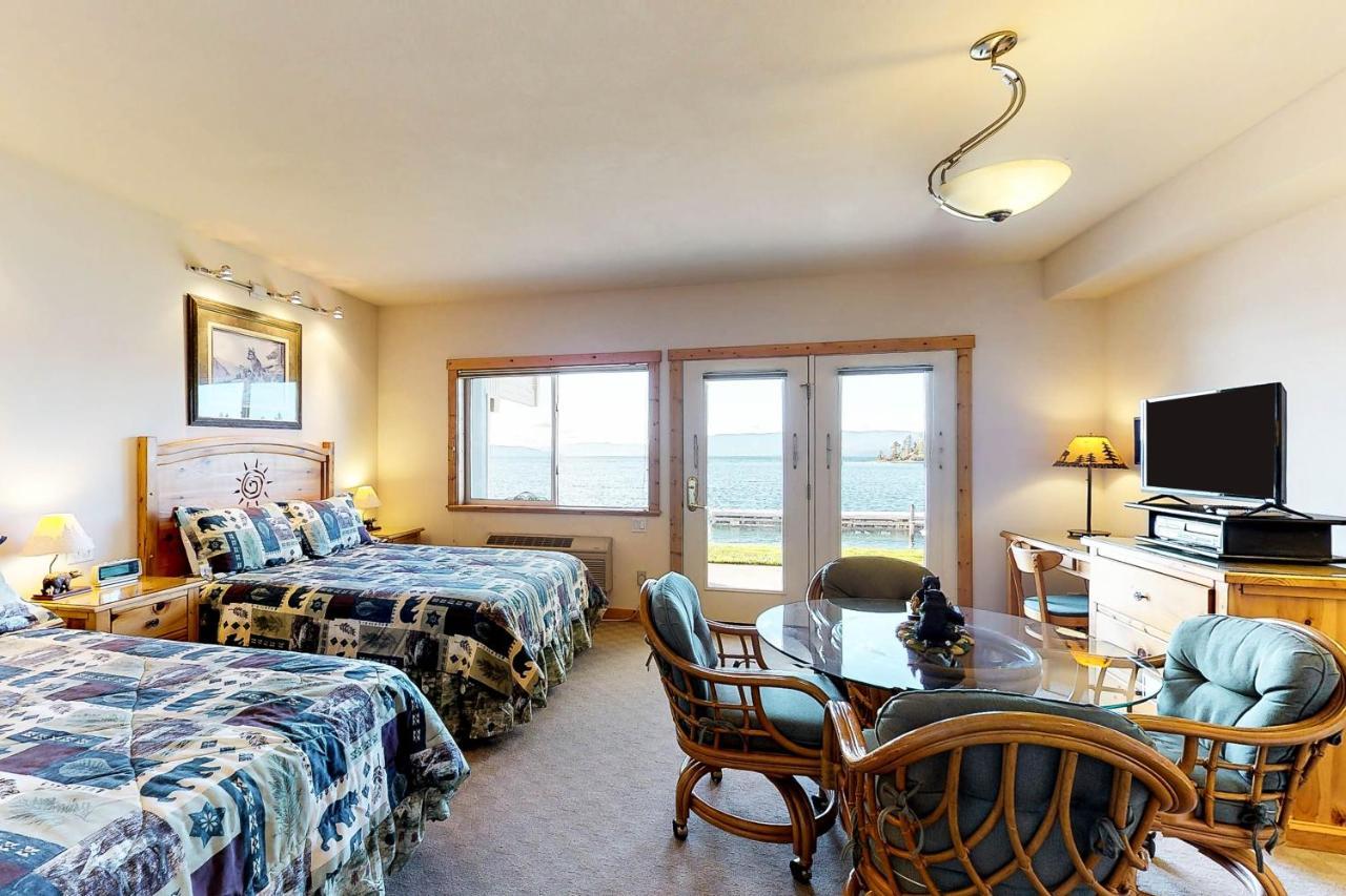 Many Springs Lakefront Condos Bigfork Chambre photo
